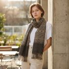 Élégant châle femme homme 215x105 gris-noir à motif authentique