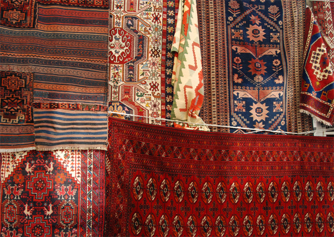 Je veux accrocher le tapis persan au mur. Je peux le faire ?