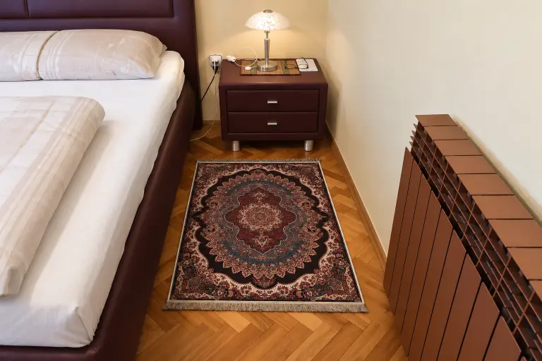 tapis 80x120 placés à côté d’un lit